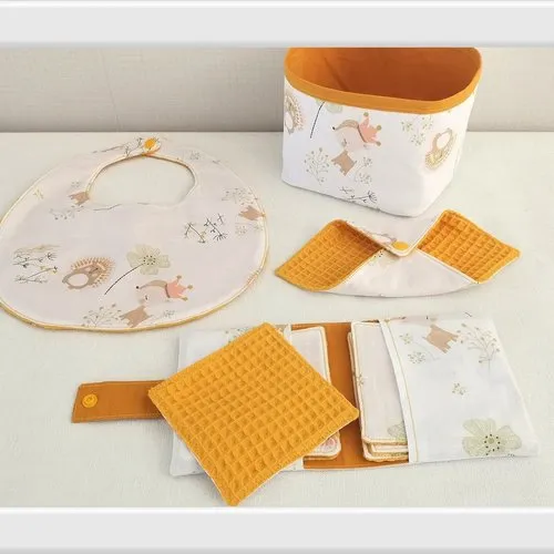 Coffret naissance tissu moutarde et beige motif animaux