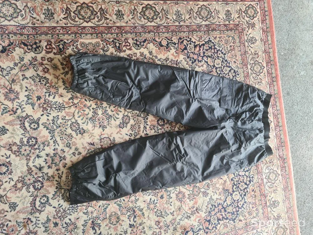 Sur pantalon  d'occasion Ajouté le : 06/06/2022